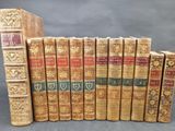 un tas de vieux livres empilés les uns sur les autres sur une table