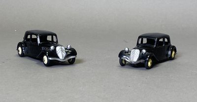 deux voitures jouets assises l'une à côté de l'autre sur une table