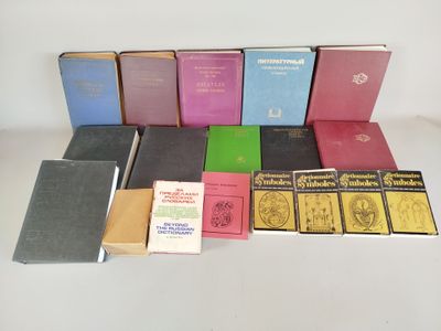 un grand nombre de livres posés sur une table