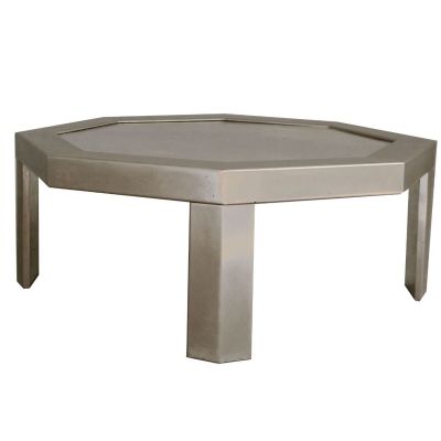 une image représentant une table en métal avec un plateau en verre, sur fond blanc