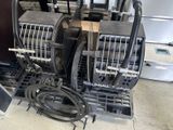 beaucoup de vieux appareils électroménagers qui se trouvent dans le garage