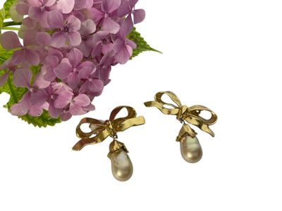 une borne d'incendie violette et une paire de boucles d'oreilles en perles, avec une fleur violette en arrière-plan