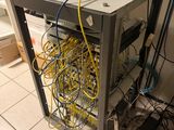 un rack sur lequel sont fixés de nombreux câbles, dans une pièce