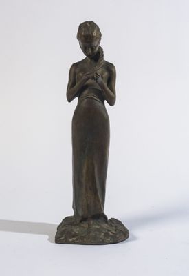 statue en bronze d'une femme tenant un bébé dans ses bras
