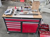 un établi sur lequel sont posés des outils dans un garage