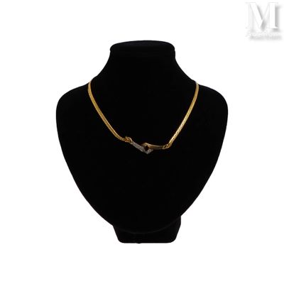 gros plan d'un mannequin portant un collier