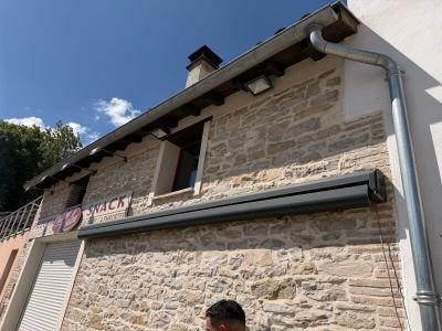 un homme qui se tient devant un immeuble