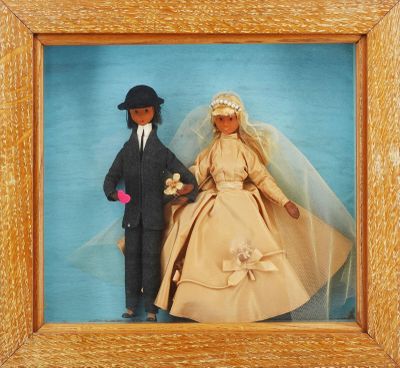 une photo d'un couple de jeunes mariés dans un cadre