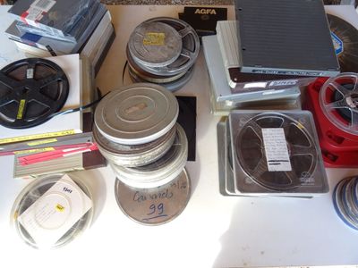 une table sur laquelle sont posés de nombreux appareils électroniques de toutes sortes