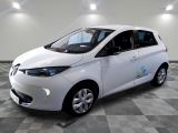 une photo d'une voiture électrique blanche sur un sol à damier