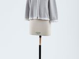 un mannequin vêtu d'une veste grise