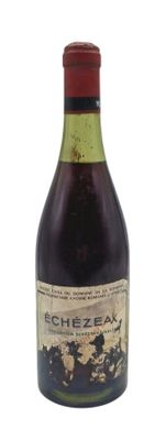 une bouteille de vin posée sur une table