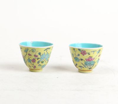 CHINE Paire de tasses à sorbet en porcelaine polychrome.