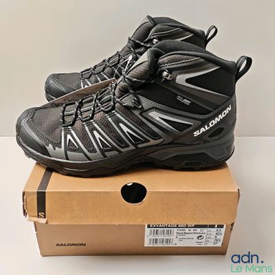 Chaussures de randonnée Salida Mid GTP dans une boîte posée sur un carton