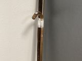 des toilettes avec un panier contenant une brosse à dents