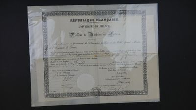 un gros plan sur une feuille sur laquelle figure un certificat