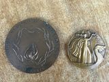 une médaille d'argent et une médaille de bronze posées sur une table en bois