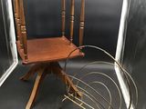 une chaise en bois et un porte-revues dans un coin