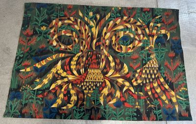 une image représentant une tapisserie colorée ornée d'un motif de chouette