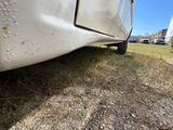 un gros plan d'un camion blanc garé sur le bord de la route
