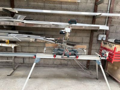 une machine posée sur une table dans un garage