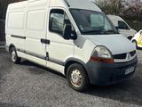 une camionnette blanche garée dans un parking