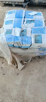 une pile de cartons posée par terre à côté d'un camion