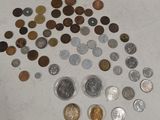 beaucoup de pièces qui sont sur la table