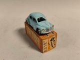 une petite voiture miniature posée sur une caisse en bois