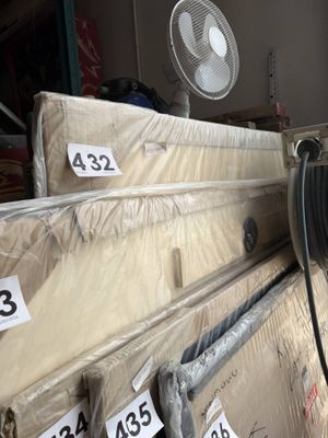beaucoup de cartons et un ventilateur dans une pièce