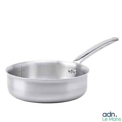 une casserole en acier inoxydable avec une poignée, sur fond blanc