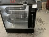 un ventilateur noir et argent posé sur une table