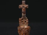 un vieux crucifix en bois surmonté d'une croix