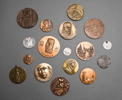a lot of coins that are on the table