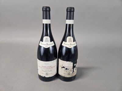 deux bouteilles de vin posées sur une table l'une à côté de l'autre