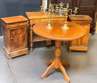 une table sur laquelle est posée une bougie, dans une pièce
