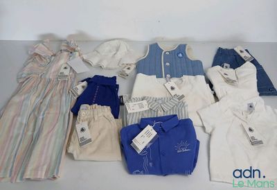 beaucoup de vêtements pour bébés posés sur une table