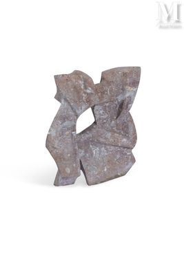 une sculpture en pierre représentant un homme et une femme sur fond blanc