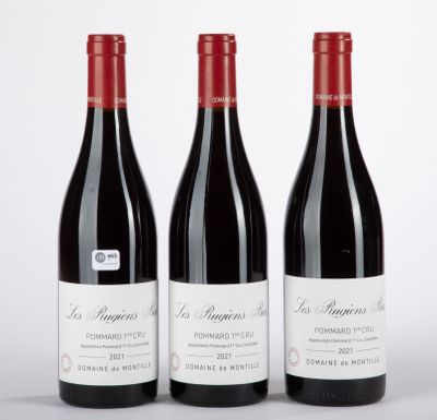 trois bouteilles de vin rouge posées sur une table blanche