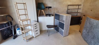 une pièce contenant un bureau, des étagères et une chaise
