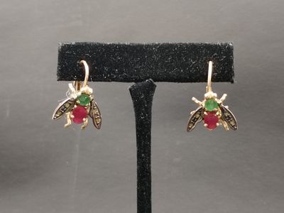 gros plan d'une paire de boucles d'oreilles sur un support