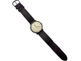 l'image d'une montre-bracelet avec un bracelet en cuir noir