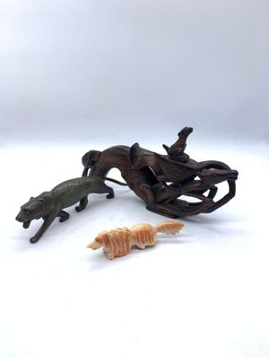 ASIE. Réunion de trois sujets zoomorphe sculptés en bois et …