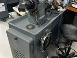 une machine placée au milieu d'une pièce