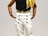une poupée qui porte un haut-de-forme et un pantalon blanc