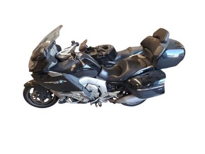 une moto noire garée sur une surface blanche