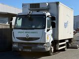 un camion garé devant un bâtiment