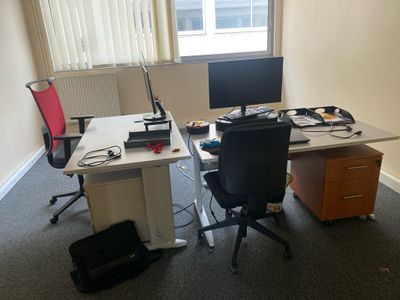 Lot de matériel de bureau comprenant : Deux bureaux avec cai…