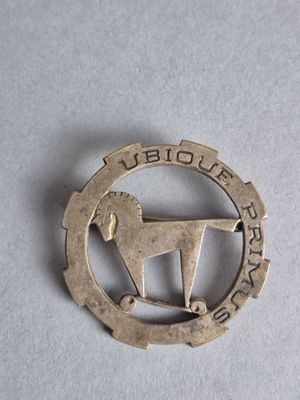 une broche en argent représentant un cheval sur un fond blanc