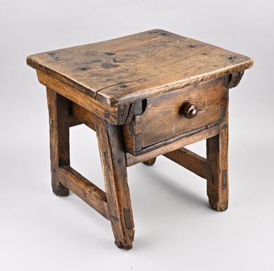 une petite table en bois avec un tiroir
